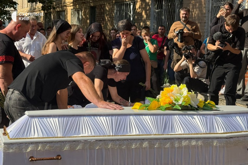 У Києві попрощалися із загиблими дворічною Ангеліною та її мамою Надією
