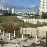 Небезпечний котлован біля метро "Осокорки" у Києві: громада вимагає знести недобудову та відкрити безпечний прохід