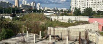 Небезпечний котлован біля метро "Осокорки" у Києві: громада вимагає знести недобудову та відкрити безпечний прохід