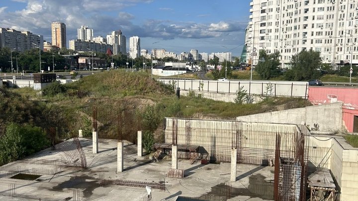 Небезпечний котлован біля метро "Осокорки" у Києві: громада вимагає знести недобудову та відкрити безпечний прохід