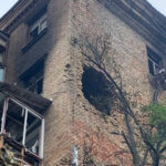 Киев после атаки: в стене дома огромная дыра