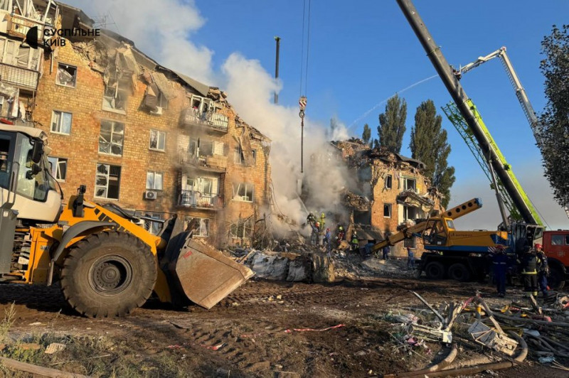 "Із усього четвертого поверху цього крила, мабуть, тільки ми вижили": мешканці будинку в Дарницькому районі про атаку РФ