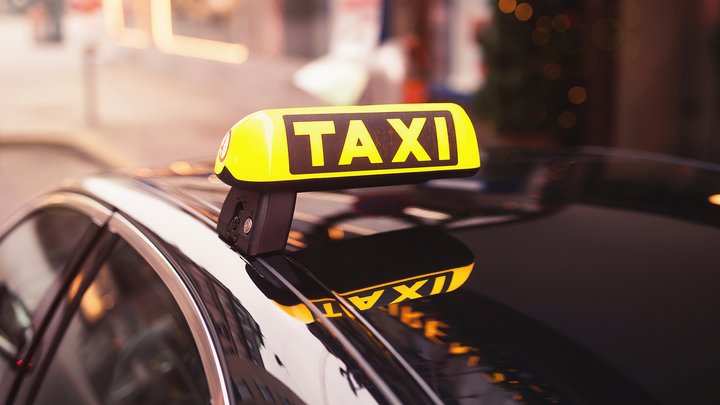 Водії без ліцензій, ціни до 4000 грн: у Києві журналісти викрили підпільний нічний ринок таксі. Що кажуть у КМВА