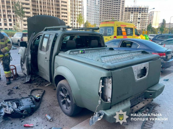 У Києві вибухнуло пофарбоване під військове авто, коли до нього наближався власник