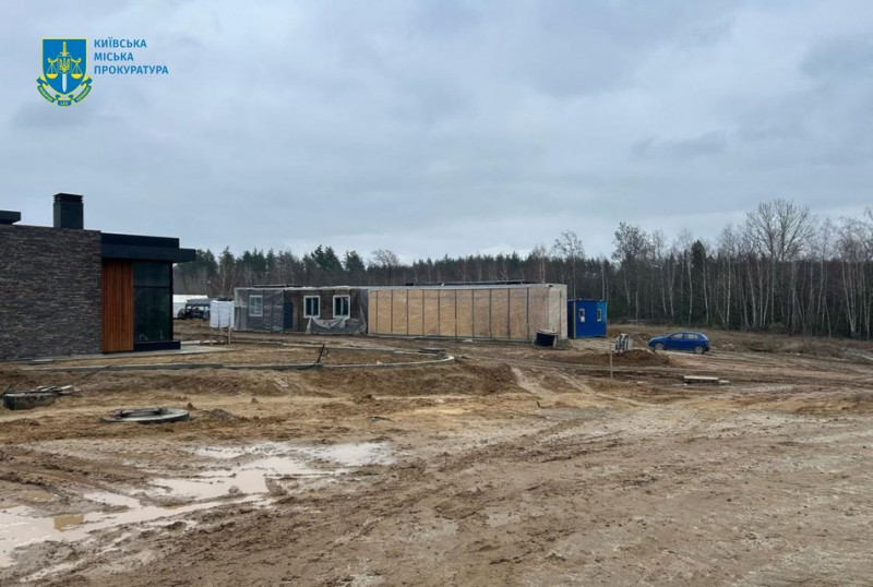 На Київщині викрили розкрадання під час будівництва модульних будинків у Мощуні