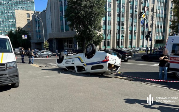 В Киеве перевернулась машина полиции, есть жертвы