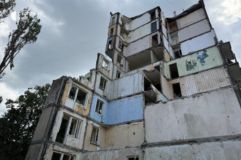 "Збираємо папери": як допомагають киянам, в будинок яких влучила російська ракета "Іскандер"