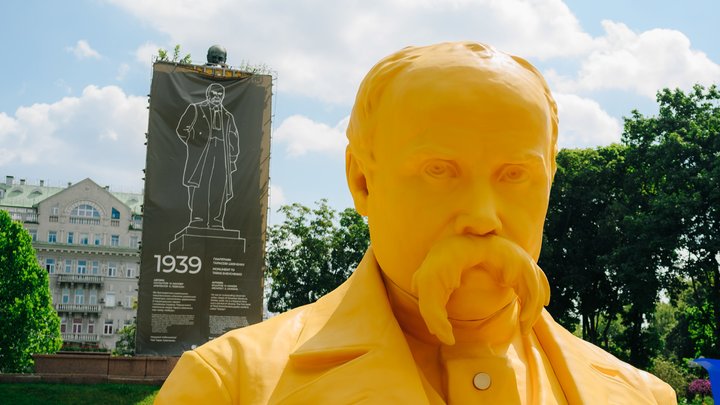 У Києві встановили пʼятиметровий бюст Шевченка — інсталяцію, з якої можна перенестися до пам'ятників поету в 37 країнах