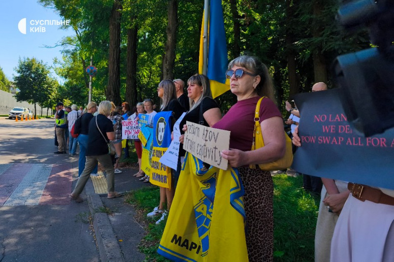 У Києві навпроти посольства США проходить мирна акція протесту. Що вимагають