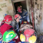 У Києві рятувальники дістали з-під завалів живого чоловіка