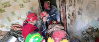 У Києві рятувальники дістали з-під завалів живого чоловіка