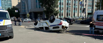 У Києві внаслідок ДТП перекинулось поліцейське авто: загинув водій, троє поранених