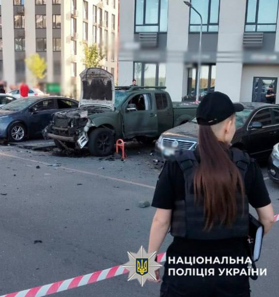 У Києві вибухнуло пофарбоване під військове авто, коли до нього наближався власник