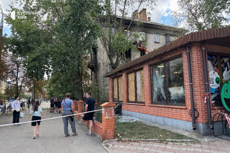 "Різко спалахнув вогонь, навколо посипалися іскри та уламки": мешканці Дарниці про влучання РФ у житловий будинок