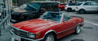 В Киеве заметили затюнингованный редкий Mercedes-Benz 560 SL