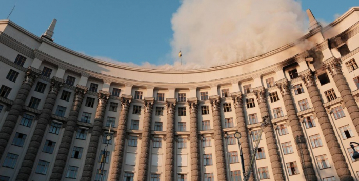 Спасатели тушат пожар в правительственном здании
