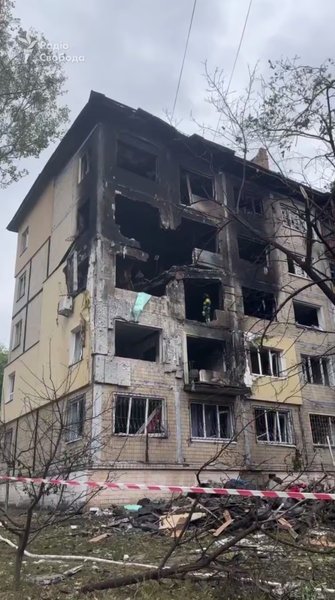 Несут цветы и игрушки: киевляне чтят погибшую во время российской атаки 12-летнюю девочку