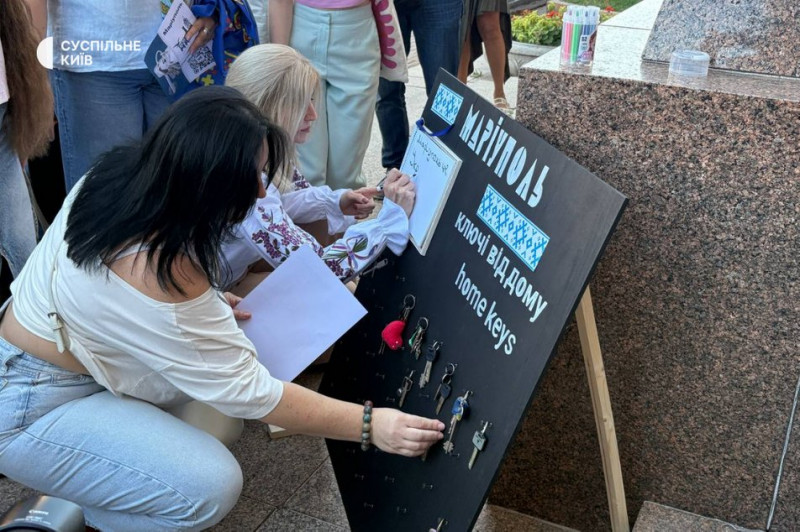 Маріупольці у центрі Києва створили інсталяцію із ключами від своїх домівок