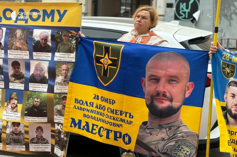 "Нам потрібен результат": рідні зниклих безвісти зібрались під Координаційним штабом в Києві