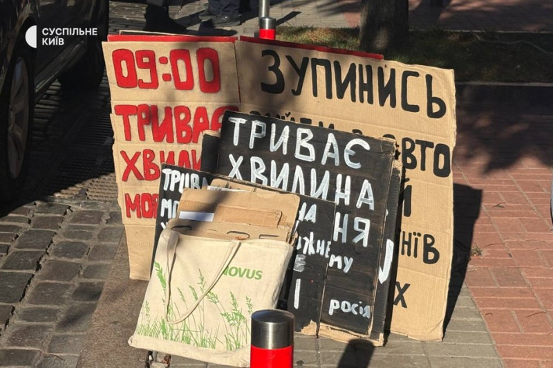 У Києві вулицю Хрещатик почали перекривати на загальнонаціональну хвилину мовчання