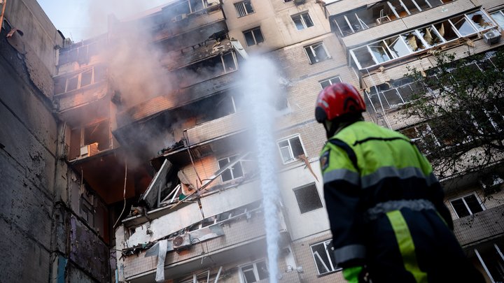 У Києві на Святошині після атаки РФ під руїнами залишаються люди: що розповіли місцеві про влучання