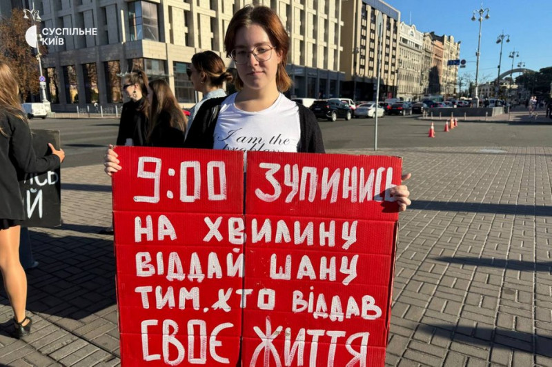 У Києві вулицю Хрещатик почали перекривати на загальнонаціональну хвилину мовчання