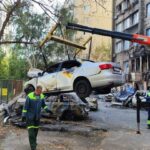 У Києві за пів року прибрали майже 1700 занедбаних чи пошкоджених обстрілами РФ автівок