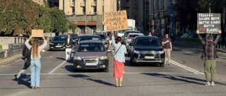 У Києві вулицю Хрещатик почали перекривати на загальнонаціональну хвилину мовчання