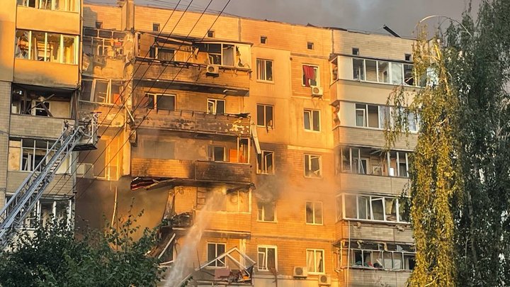 Київ під масованою атакою РФ: є загиблі та поранені, горить будівля Кабміну