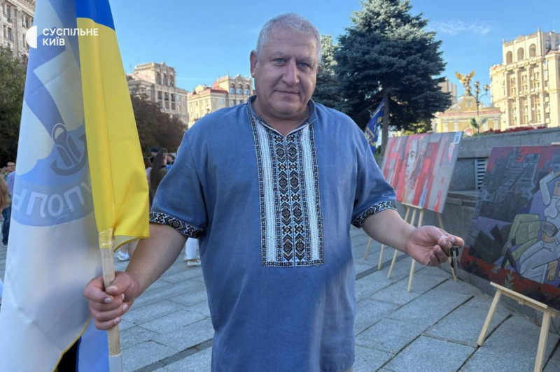Маріупольці у центрі Києва створили інсталяцію із ключами від своїх домівок
