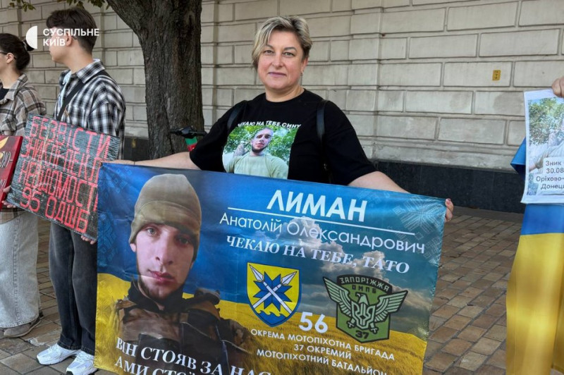 "Ціна твого сьогодні — їхнє пекло": у Києві відбулася щонедільна акція в підтримку полонених та зниклих безвісти