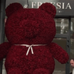 Мишка из более 10 тысяч роз: в сети критикуют букет за более чем полмиллиона гривен
