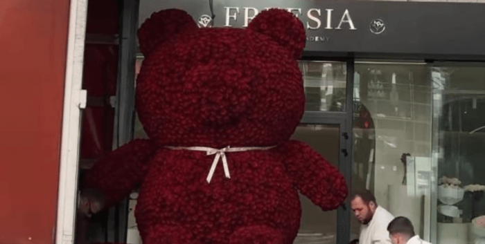 Мишка из более чем 10 тысяч роз