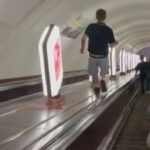 19-летний парень бегал между эскалаторами в метро Киева: ему грозит до 5 лет (фото)