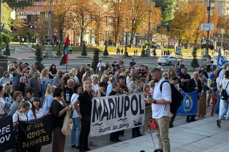 Маріупольці у центрі Києва створили інсталяцію із ключами від своїх домівок