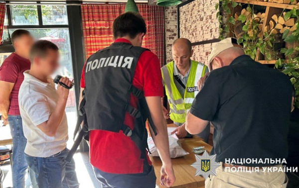 Продавал "бронь" за $10 000: в Киеве задержали чиновника Минобороны