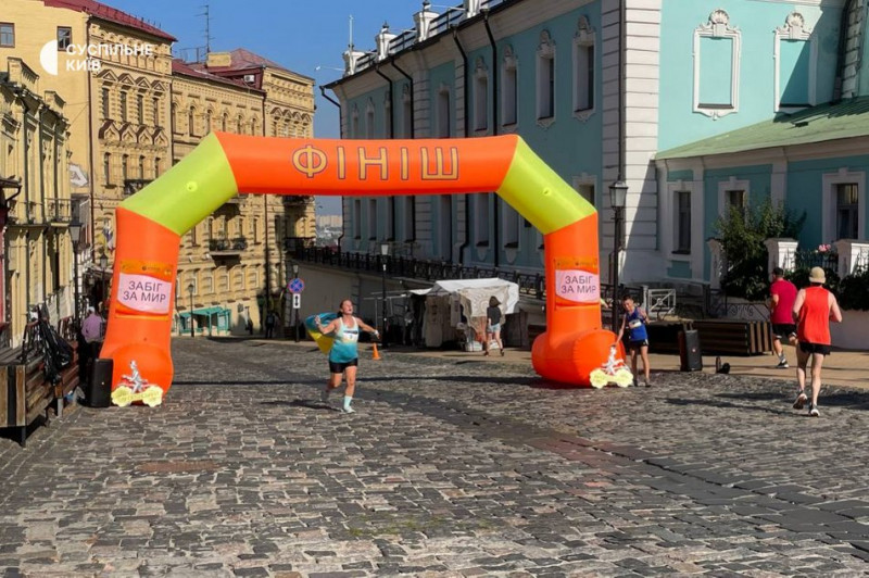 Кияни пробіглися "За мир" до Дня народження Андріївського узвозу