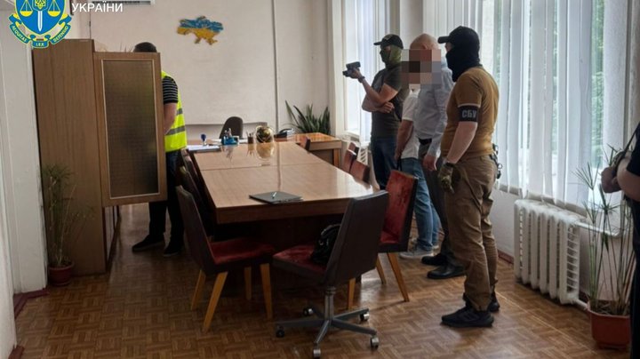 Заробив 82 тисячі доларів на охочих уникнути мобілізації: у Києві затримали підозрюваного в організації схеми