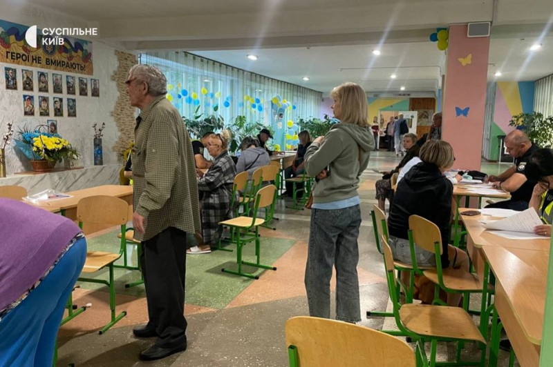 У Києві на Святошині після атаки РФ під руїнами залишаються люди: що розповіли місцеві про влучання