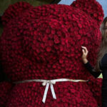 "Ваши комментарии никому не нужны": владелица медведя из цветов за полмиллиона ответила хейтерам