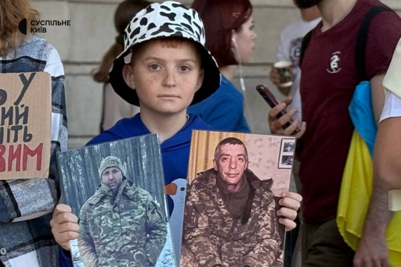 "Ціна твого сьогодні — їхнє пекло": у Києві відбулася щонедільна акція в підтримку полонених та зниклих безвісти