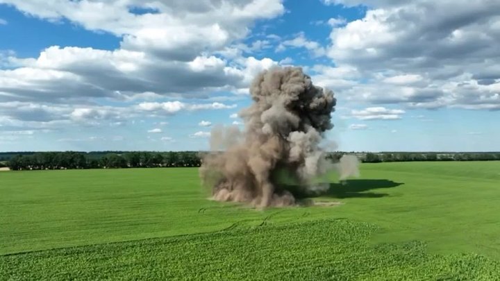 Була із бойовою частиною: на Київщині у полі знайшли уламки російської ракети типу Х-101