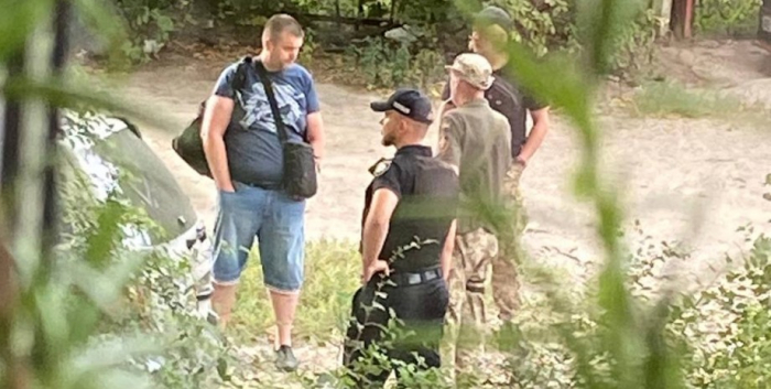Сотрудники ТЦК и НПУ проверяют документы на улице