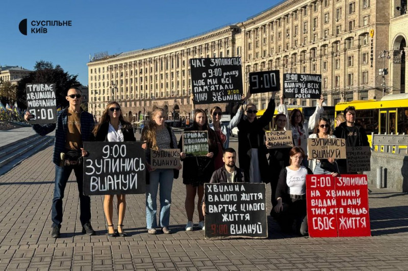 У Києві вулицю Хрещатик почали перекривати на загальнонаціональну хвилину мовчання