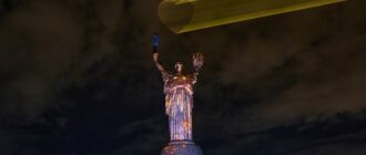 "Сила цінностей": у Києві "Батьківщину-мати" прикрасили лазерно-світловою інсталяцією