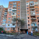 Россия атаковала Вышгород дронами: сбили 70 БПЛА, во двор многоэтажки упал "Шахед" (фото)