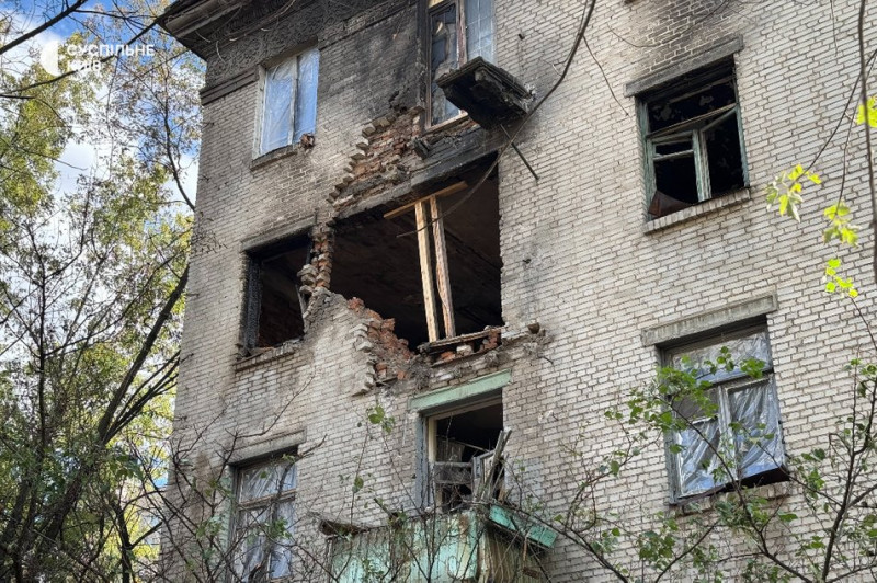 "Різко спалахнув вогонь, навколо посипалися іскри та уламки": мешканці Дарниці про влучання РФ у житловий будинок