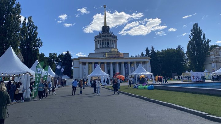 Купують фентезі та ромкоми, Байдак читав дітям "Вінні-Пуха": як розпочалась "Книжкова країна" на ВДНГ