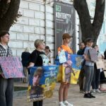 "Ціна твого сьогодні — їхнє пекло": у Києві відбулася щонедільна акція в підтримку полонених та зниклих безвісти