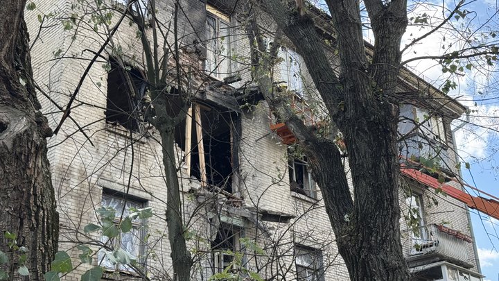 "Різко спалахнув вогонь, навколо посипалися іскри та уламки": мешканці Дарниці про влучання РФ у житловий будинок